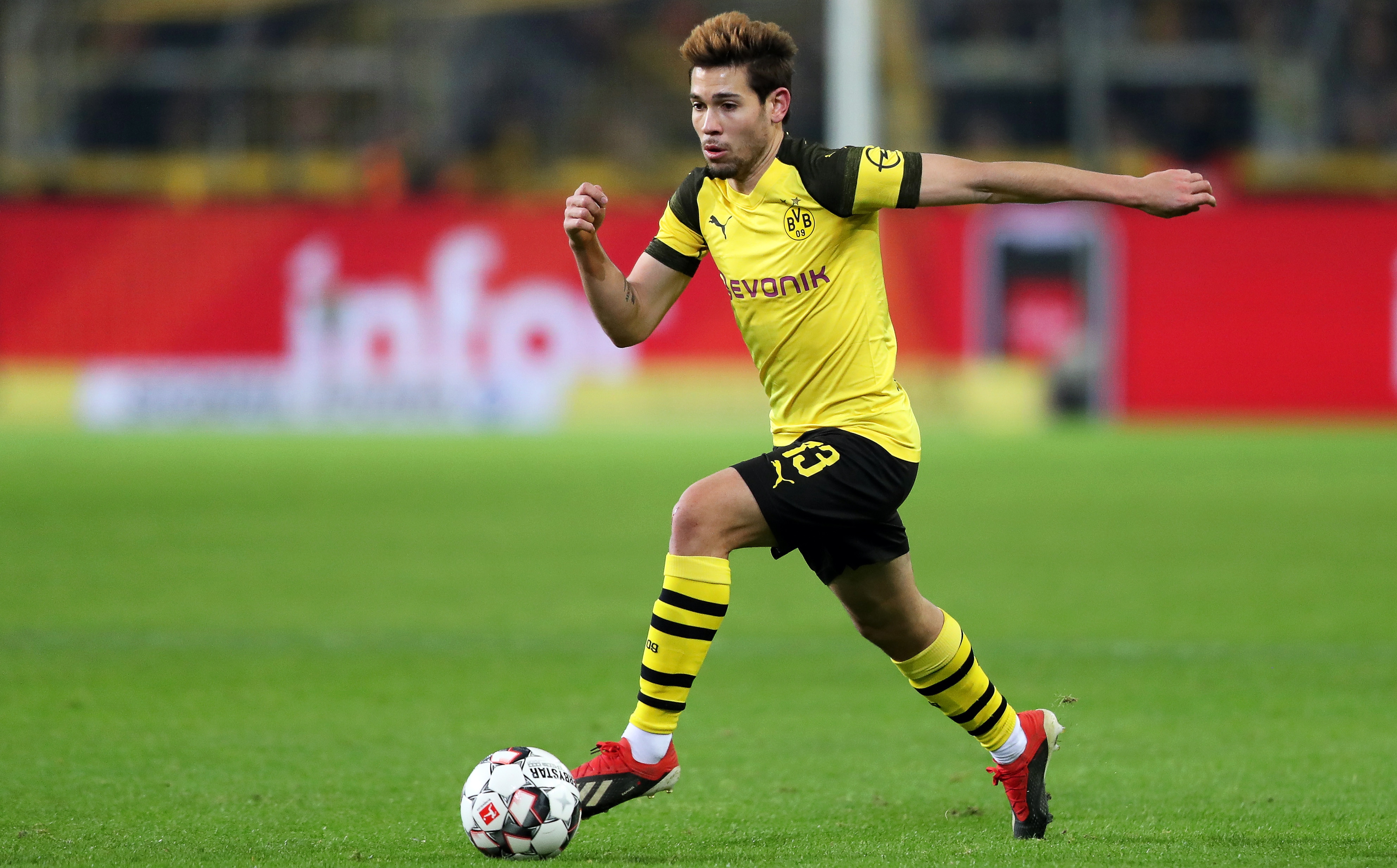 赛首轮的成 赛首轮的成